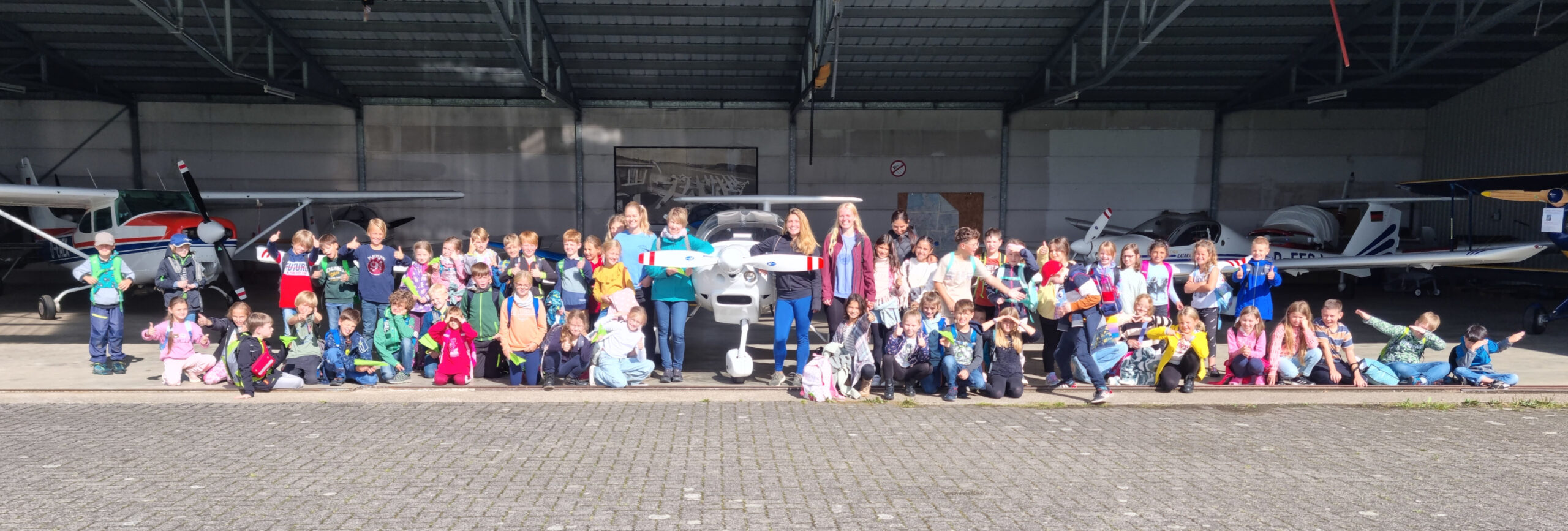 Klassen 4 a und 4 b der GGS Wiedenest